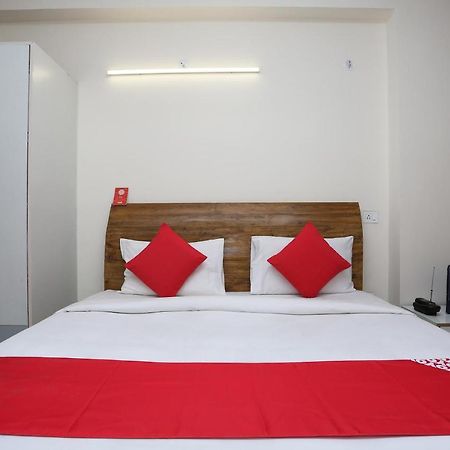 Oyo 28670 Hotel Dev Palace Gurgáon Kültér fotó