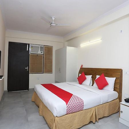 Oyo 28670 Hotel Dev Palace Gurgáon Kültér fotó
