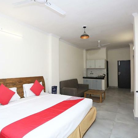 Oyo 28670 Hotel Dev Palace Gurgáon Kültér fotó