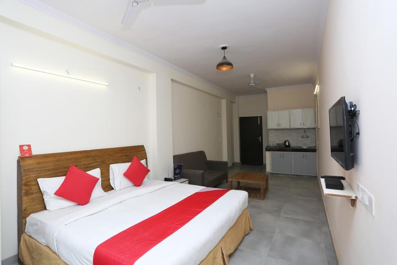 Oyo 28670 Hotel Dev Palace Gurgáon Kültér fotó