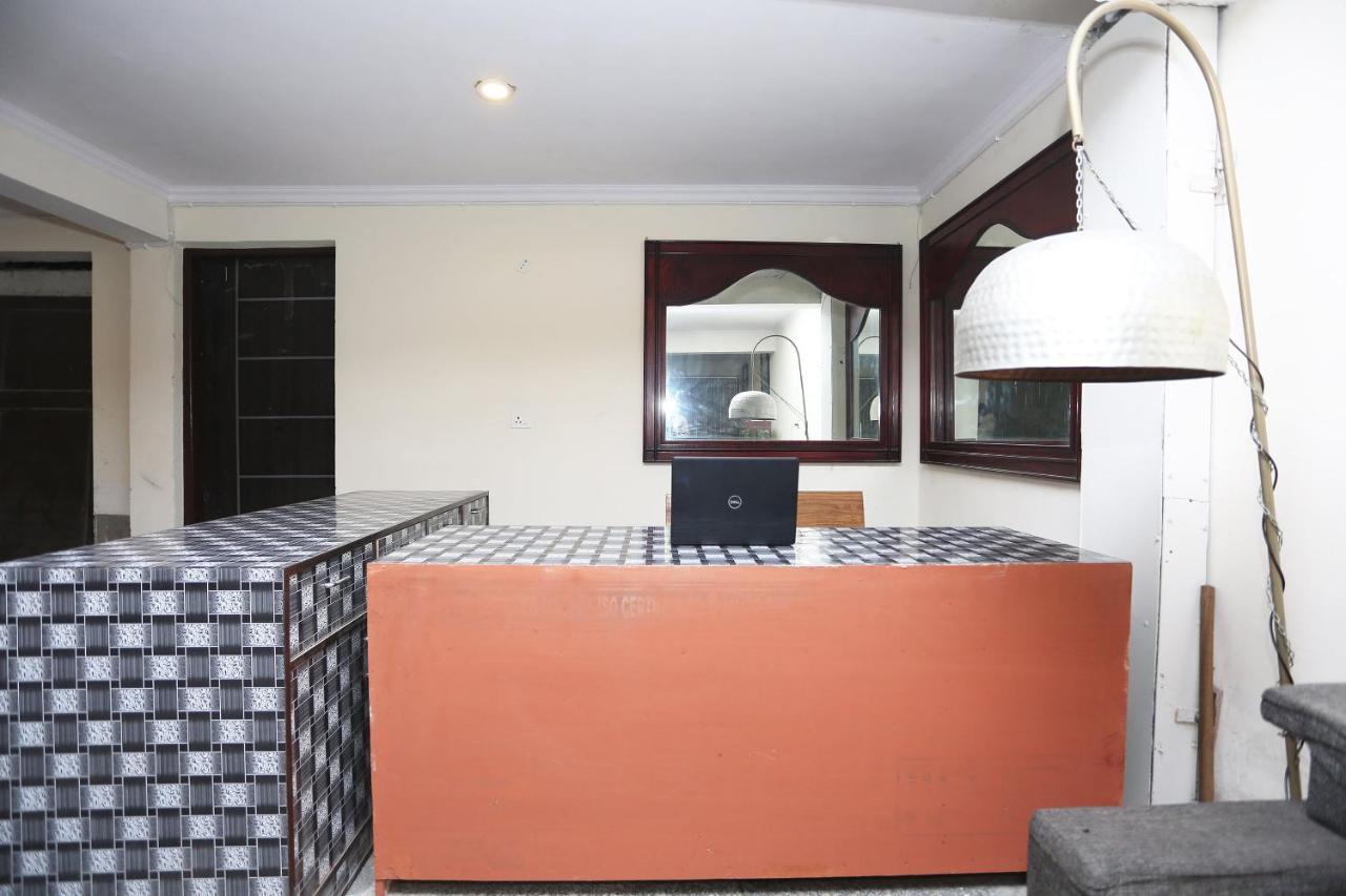 Oyo 28670 Hotel Dev Palace Gurgáon Kültér fotó