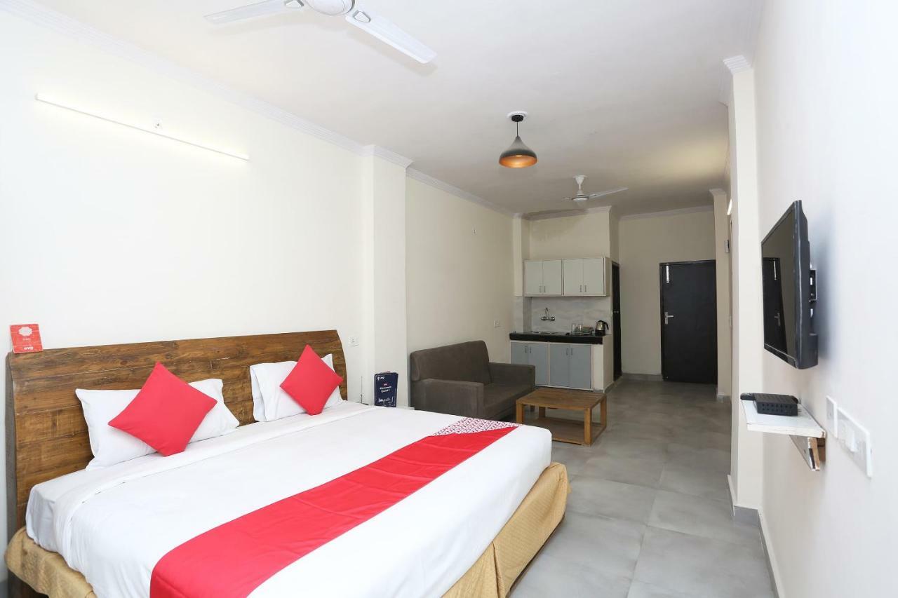 Oyo 28670 Hotel Dev Palace Gurgáon Kültér fotó